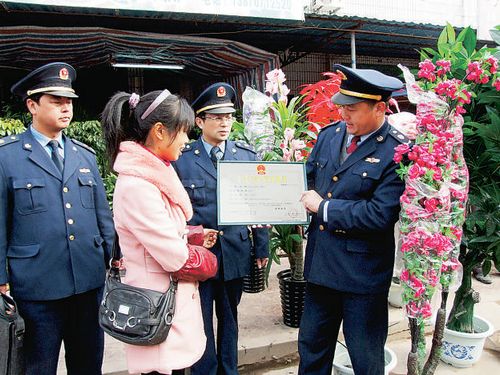 江西省石城县工商局干部为花卉经营个体工商户