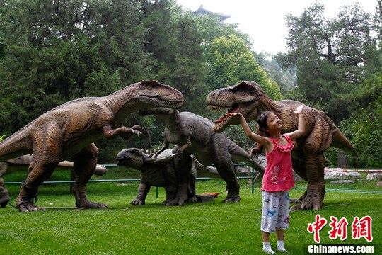 北京:景山公园变身侏罗纪公园 恐龙展本月10日